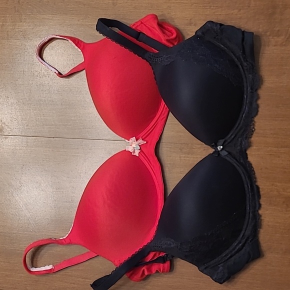 Victoria's Secret 38D - 2 bras - Picture 1 of 9